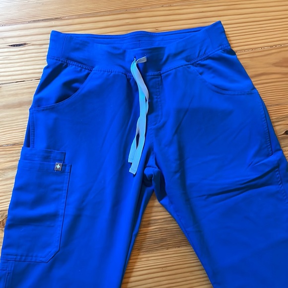 FIGS Kade Cargo Scrub Pant - Picture 4 of 5